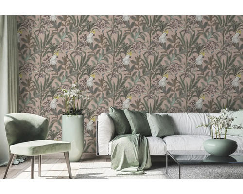 Salon avec papier peint à motifs, canapé et chaise