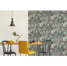 Salle à manger avec papier peint à motif de perroquets, table à manger et chaises