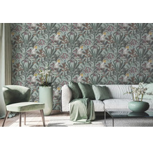 Salon avec papier peint à motifs de cacatoès et de plantes, canapé et chaise.