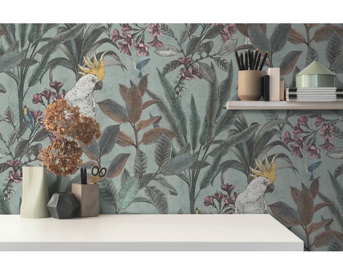 Papier peint avec des motifs de plantes, de fleurs et d''oiseaux, ainsi que des cacatoès dans un style tropical