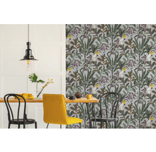 Salle à manger avec papier peint à motifs de plantes et de cacatoès