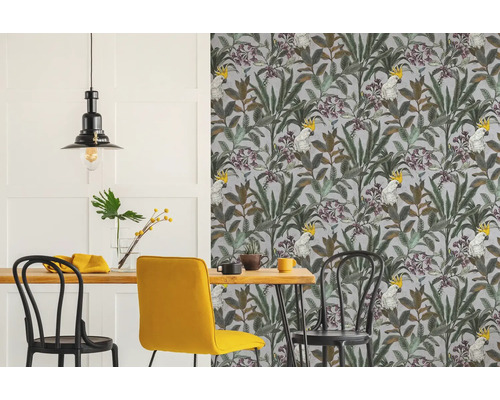 Salle à manger avec papier peint à motifs de plantes et de cacatoès