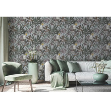 Intérieur avec papier peint à motifs de plantes et de cacatoès derrière un canapé