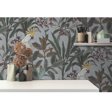 Intérieur décoratif avec papier peint à motifs avec des plantes, des oiseaux et des motifs de cacatoès