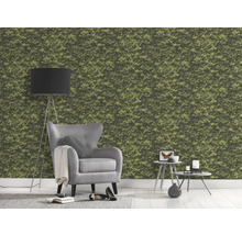 Salon avec papier peint mousse, fauteuil, lampadaire et tables d''appoint