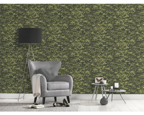 Salon avec papier peint mousse, fauteuil, lampadaire et tables d''appoint