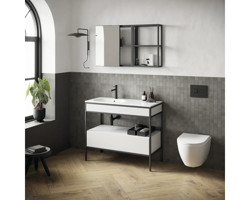 Salle de bains avec meuble-lavabo, armoire de toilette, applique murale et toilettes dans un design moderne