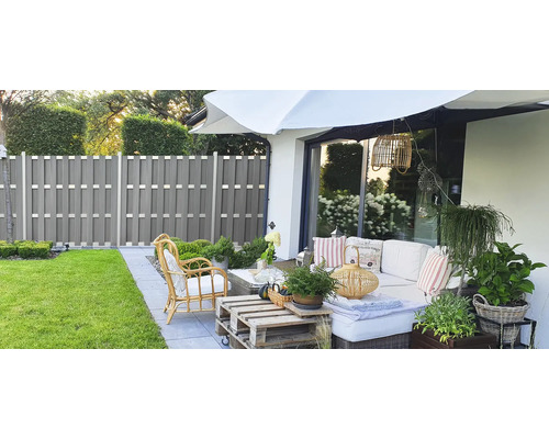 Gartenlounge mit Sichtschutzzaun und Sonnenschirm