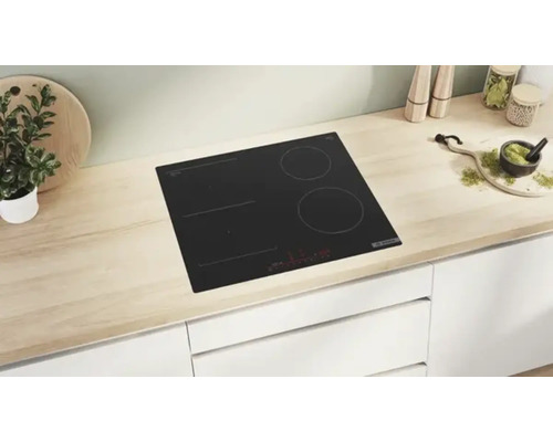Schwarzes Induktionskochfeld in einer hellen Küche