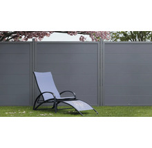 Scène de jardin avec un écran de confidentialité et une chaise longue