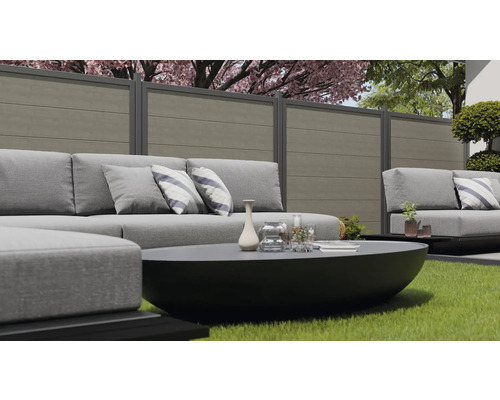 Terrasse avec mobilier de salon et clôture d''intimité