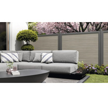 Scène de jardin avec mobilier de salon, clôture de jardin et décoration