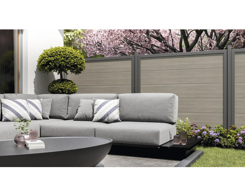 Scène de jardin avec mobilier de salon, clôture de jardin et décoration