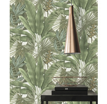 Tapete mit tropischen Blättern, Pendelleuchte und Dekoration auf einem Tisch