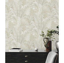 Wohnraum mit gemusterter Tapete mit Blättern und Pflanzen