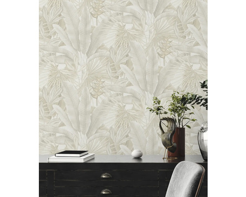 Wohnraum mit gemusterter Tapete mit Blättern und Pflanzen