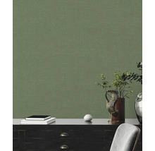 Tapete mit Stoffstruktur in einem Raum mit Kommode und Dekoration