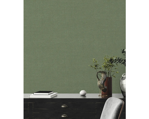 Tapete mit Stoffstruktur in einem Raum mit Kommode und Dekoration