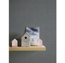 Dekorative Szene mit grauer Tapete, Holzregal, Häusern und einer Fotografie