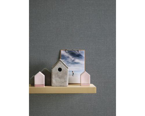 Dekorative Szene mit grauer Tapete, Holzregal, Häusern und einer Fotografie