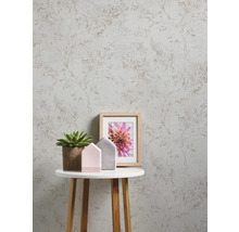 Tapete mit floralem Muster und Tischdekoration