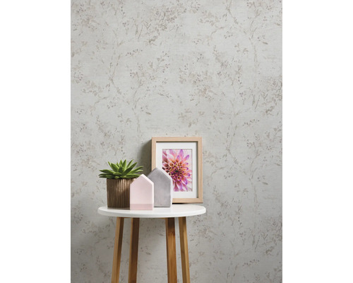 Tapete mit floralem Muster und Tischdekoration