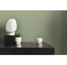 Nahaufnahme einer grünen Textiltapete an einer Wand