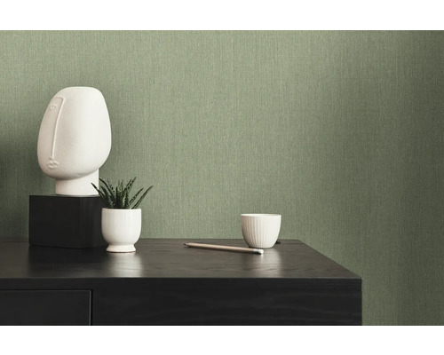 Nahaufnahme einer grünen Textiltapete an einer Wand