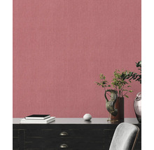 Nahaufnahme einer Wand mit Textiltapete in Leinenoptik, kombiniert mit einer Kommode und Deko-Elementen.