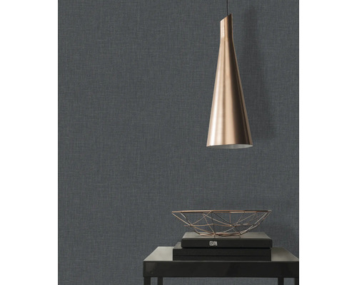 Textiltapete in einem Raum mit einer Pendelleuchte