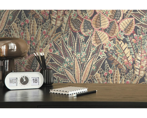 Detailansicht eines Zimmers mit einer floral gemusterten Tapete, einem Retro-Tischkalender, Stiften und einem Notizbuch