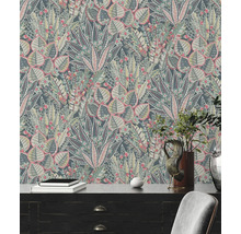 Detailaufnahme einer floral gemusterten Tapete in einem Wohnraum