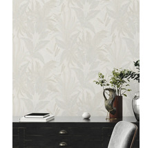 Szene mit gemusterter Tapete, Kommode und Dekorationsgegenständen