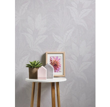 Tapete mit Blätterdesign auf einem Tisch mit Dekoration