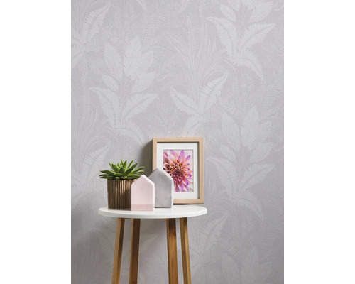 Tapete mit Blätterdesign auf einem Tisch mit Dekoration