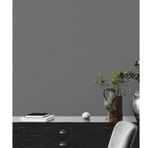 Graue Textiltapete in einem Interieur