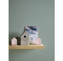 Wandgestaltung mit Tapete, Holzregal und Dekorationselementen