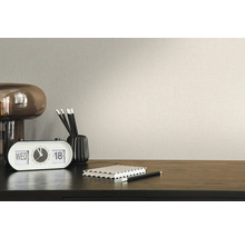 Detailansicht einer beigen Tapete mit Schreibtisch und Accessoires