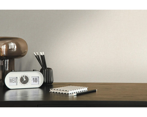 Detailansicht einer beigen Tapete mit Schreibtisch und Accessoires