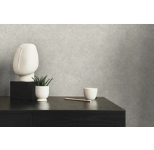 Dekorative Tapete mit Muster auf einer Kommode mit Dekorationsgegenständen.