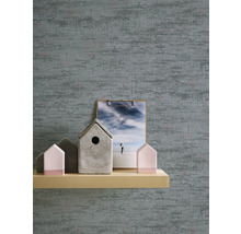 Nahaufnahme einer strukturierten Tapete mit Dekorationsartikeln auf einem Regal.