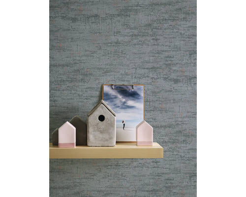 Nahaufnahme einer strukturierten Tapete mit Dekorationsartikeln auf einem Regal.