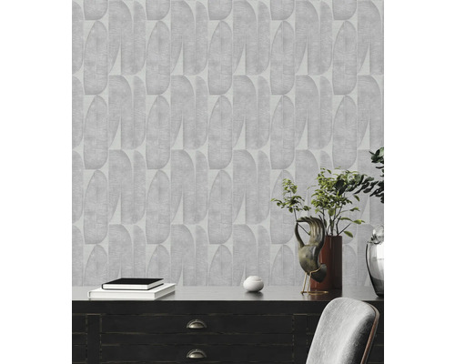 Gemusterte Tapete mit Pflanzenmotiven im Innenraum