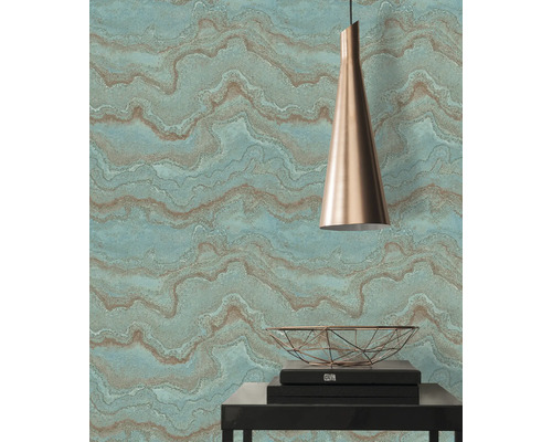 Wandgestaltung mit Marmoroptik, Lampe und Dekoration