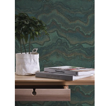 Dekorative Tapete mit Pflanzenmotiv, Tisch und Dekoration