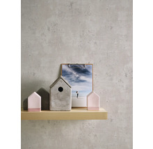 Dekorative Szene mit einer hölzernen Ablagefläche, auf der Dekorationen in Hausform und eine Bildklemme stehen.