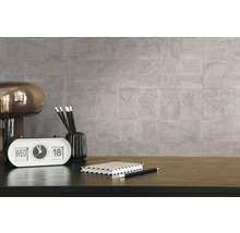 Décoration murale décorative avec une lampe de table, un calendrier, des stylos et un cahier sur un bureau.