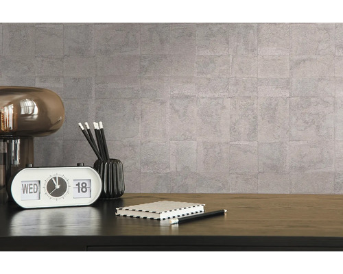 Décoration murale décorative avec une lampe de table, un calendrier, des stylos et un cahier sur un bureau.