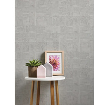 Aménagement mural clair et moderne avec papier peint gris à motif de carreaux