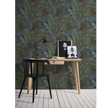 Büroarbeitsplatz mit Dschungel-Tapete, Schreibtisch und Stuhl